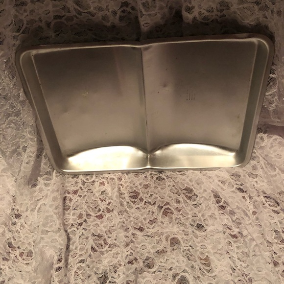 Vintage 1977 retired Wilton open book cake pan/ mold- used condition - Picture 5 of 6
